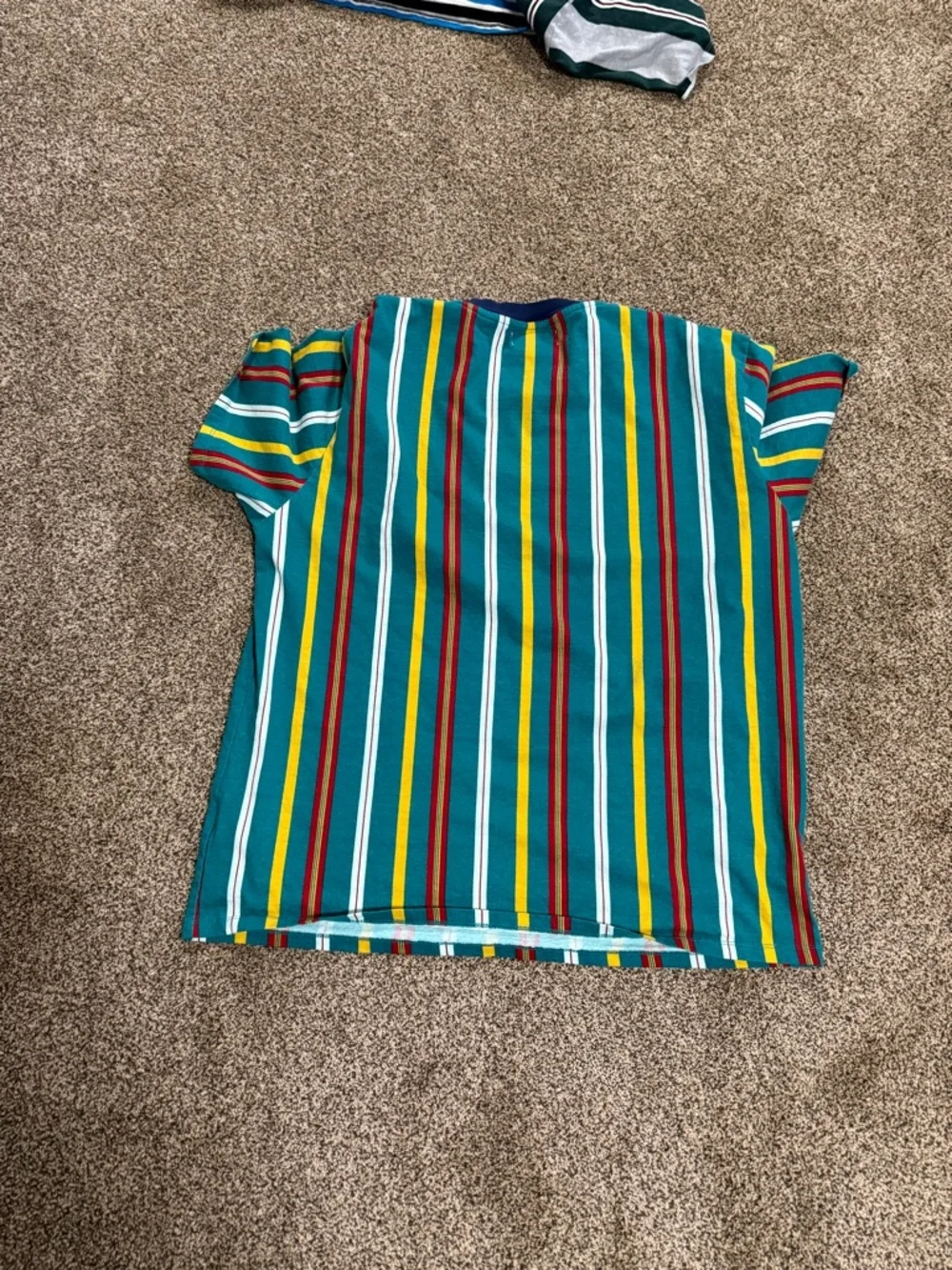 2 GUESS T-Shirts - Picture 3 of 7